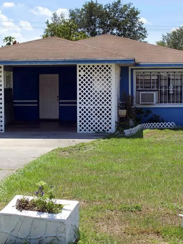 Beautiful blue house in Lakeland, FL to be sold at a good price by Rocket Estate Builders.