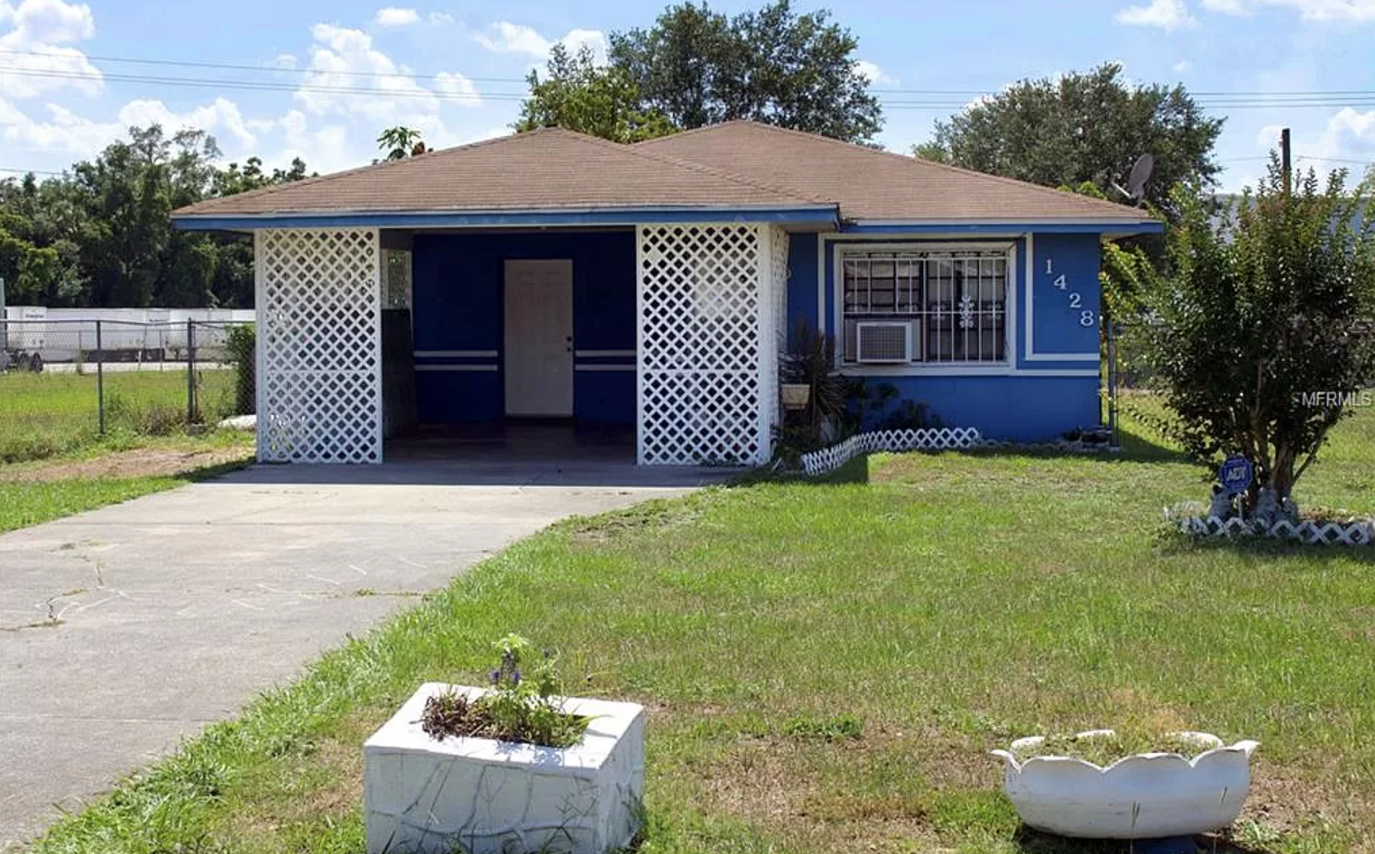 Beautiful blue house in Lakeland FL to be sold at a good price by Rocket Estate Builders