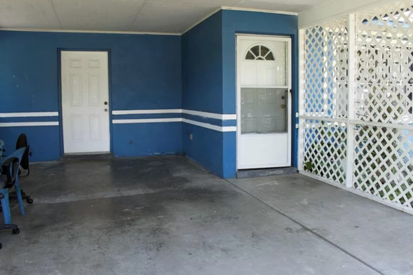 Beautiful blue house in Lakeland FL to be sold at a good price by Rocket Estate Builders